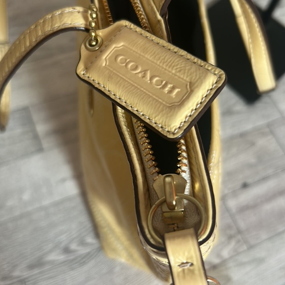 Coach patent leather (full grain cowhide) tote Rare EUC - Picture 15 of 16